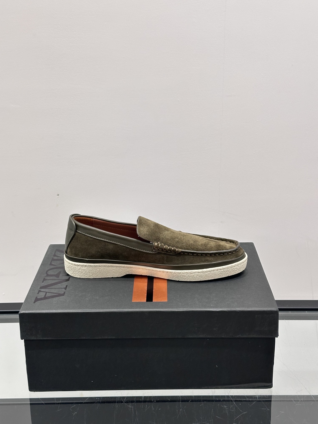ZEGNA/杰尼亚 绒面皮经典乐福鞋，这款乐福鞋采用柔软绒面皮革制成，搭配经典橡胶中底，配以防滑耐磨轻盈