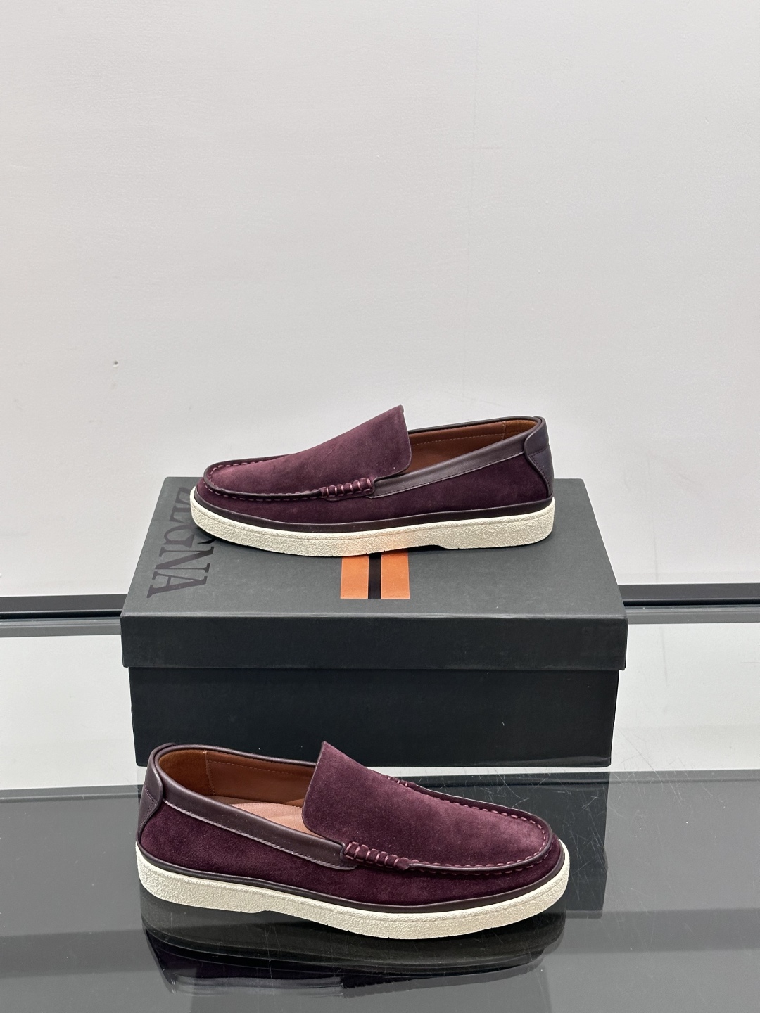 ZEGNA/杰尼亚 绒面皮经典乐福鞋，这款乐福鞋采用柔软绒面皮革制成，搭配经典橡胶中底，配以防滑耐磨轻盈