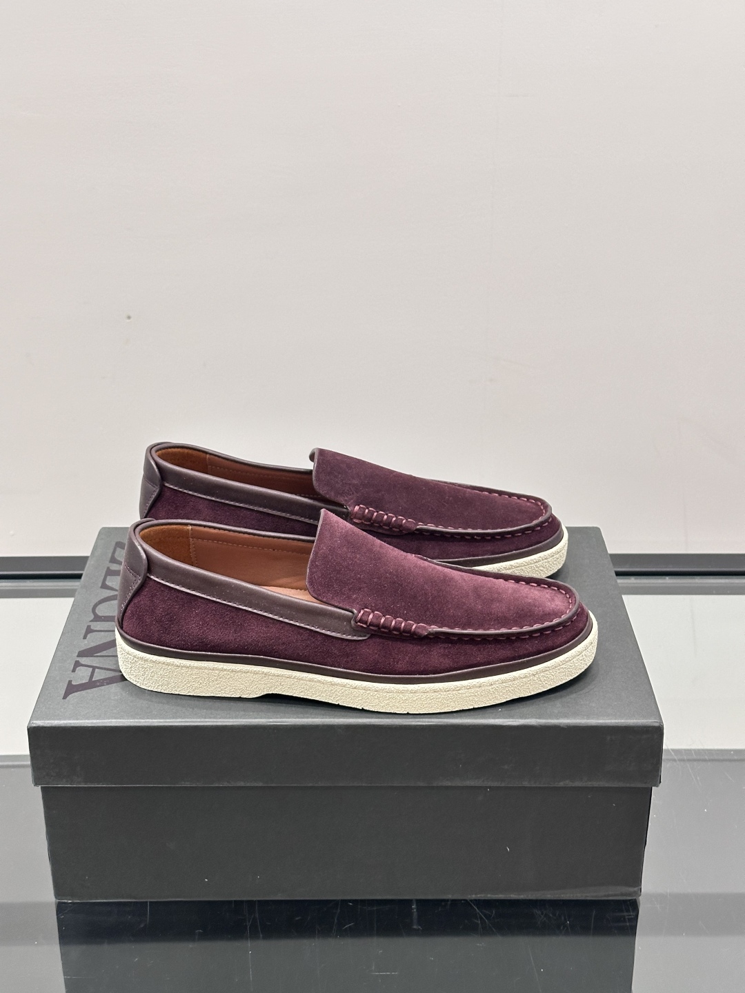 ZEGNA/杰尼亚 绒面皮经典乐福鞋，这款乐福鞋采用柔软绒面皮革制成，搭配经典橡胶中底，配以防滑耐磨轻盈