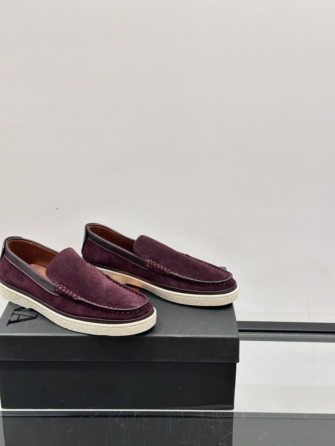 ZEGNA/杰尼亚 绒面皮经典乐福鞋，这款乐福鞋采用柔软绒面皮革制成，搭配经典橡胶中底，配以防滑耐磨轻盈