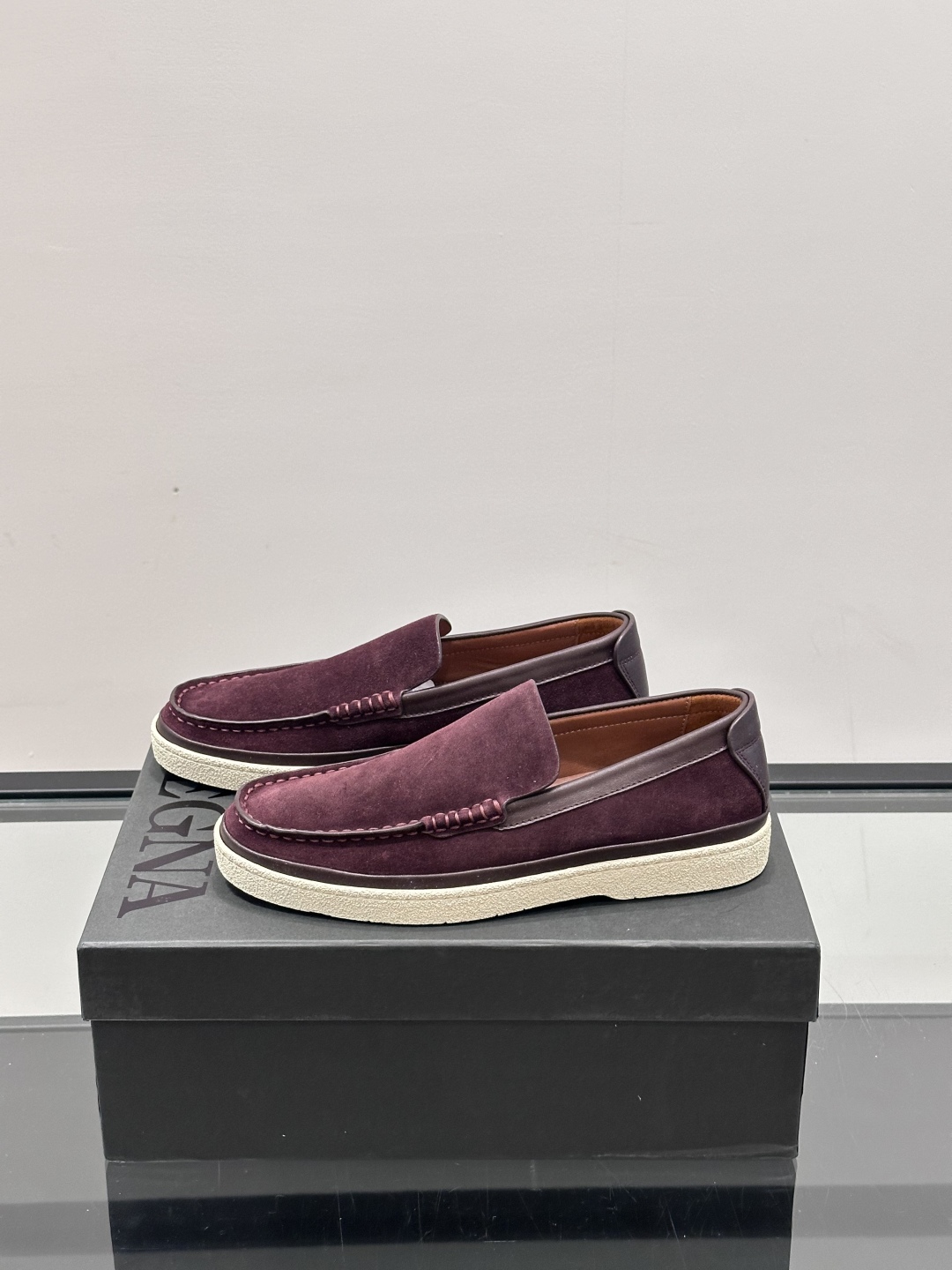 ZEGNA/杰尼亚 绒面皮经典乐福鞋，这款乐福鞋采用柔软绒面皮革制成，搭配经典橡胶中底，配以防滑耐磨轻盈