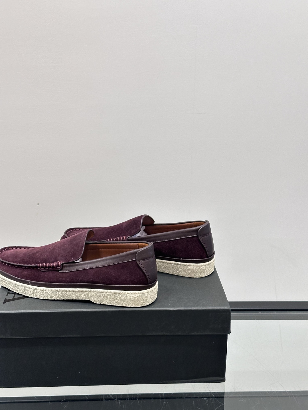 ZEGNA/杰尼亚 绒面皮经典乐福鞋，这款乐福鞋采用柔软绒面皮革制成，搭配经典橡胶中底，配以防滑耐磨轻盈