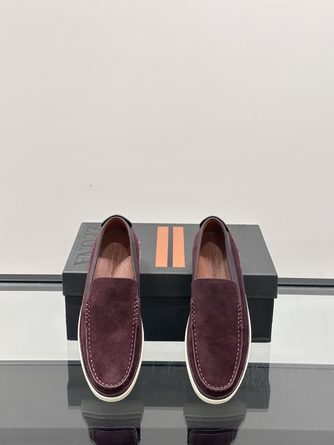 ZEGNA/杰尼亚 绒面皮经典乐福鞋，这款乐福鞋采用柔软绒面皮革制成，搭配经典橡胶中底，配以防滑耐磨轻盈