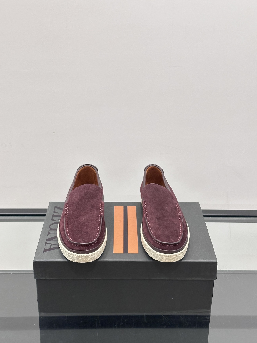 ZEGNA/杰尼亚 绒面皮经典乐福鞋，这款乐福鞋采用柔软绒面皮革制成，搭配经典橡胶中底，配以防滑耐磨轻盈