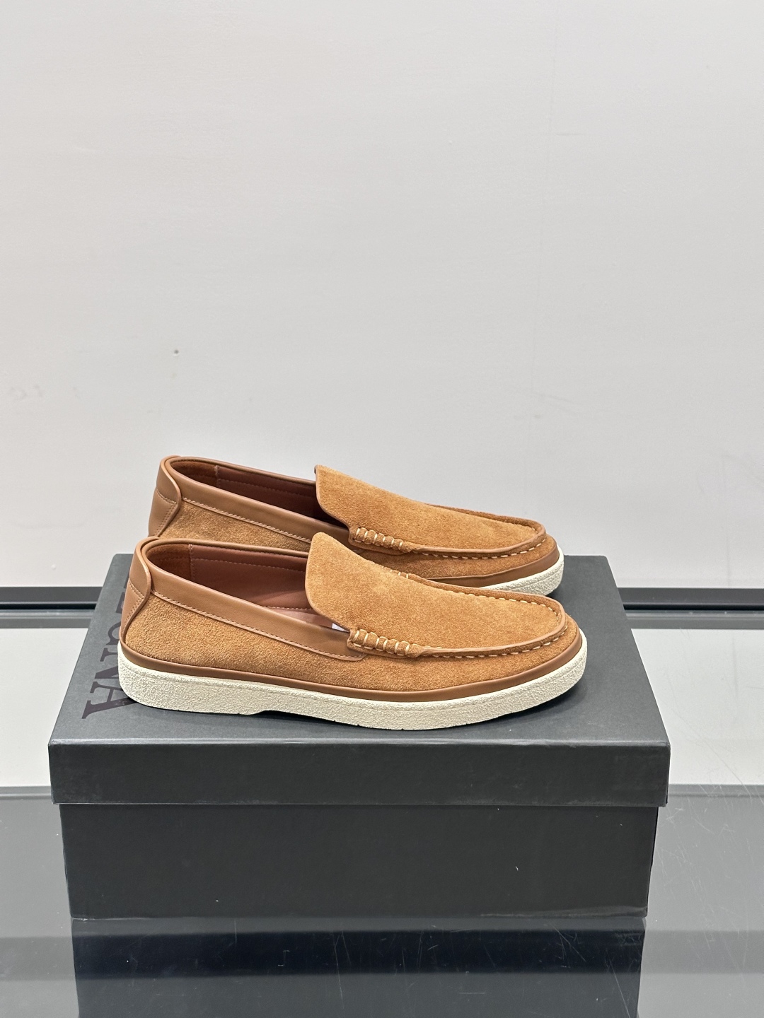 ZEGNA/杰尼亚 绒面皮经典乐福鞋，这款乐福鞋采用柔软绒面皮革制成，搭配经典橡胶中底，配以防滑耐磨轻盈