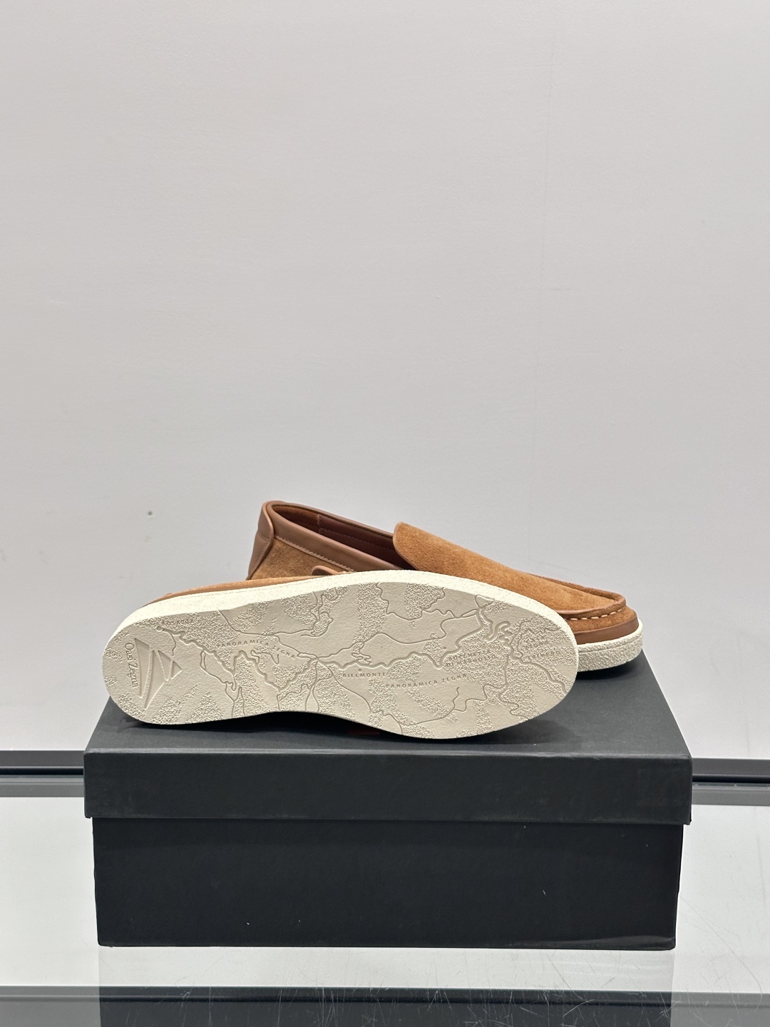 ZEGNA/杰尼亚 绒面皮经典乐福鞋，这款乐福鞋采用柔软绒面皮革制成，搭配经典橡胶中底，配以防滑耐磨轻盈