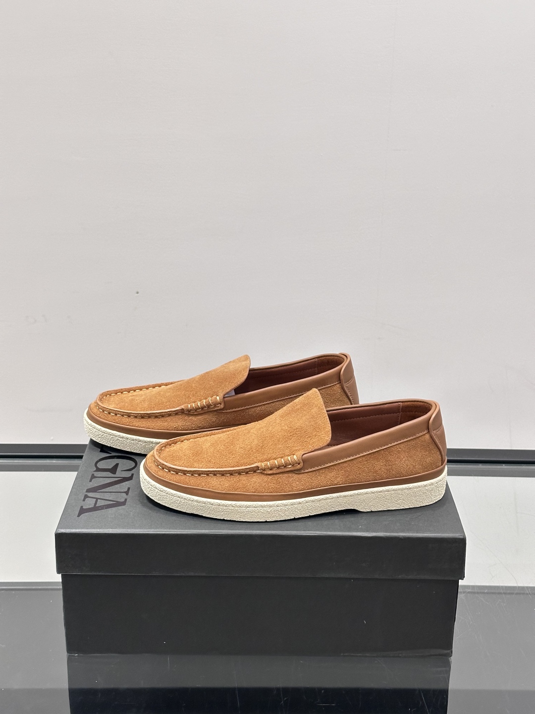 ZEGNA/杰尼亚 绒面皮经典乐福鞋，这款乐福鞋采用柔软绒面皮革制成，搭配经典橡胶中底，配以防滑耐磨轻盈