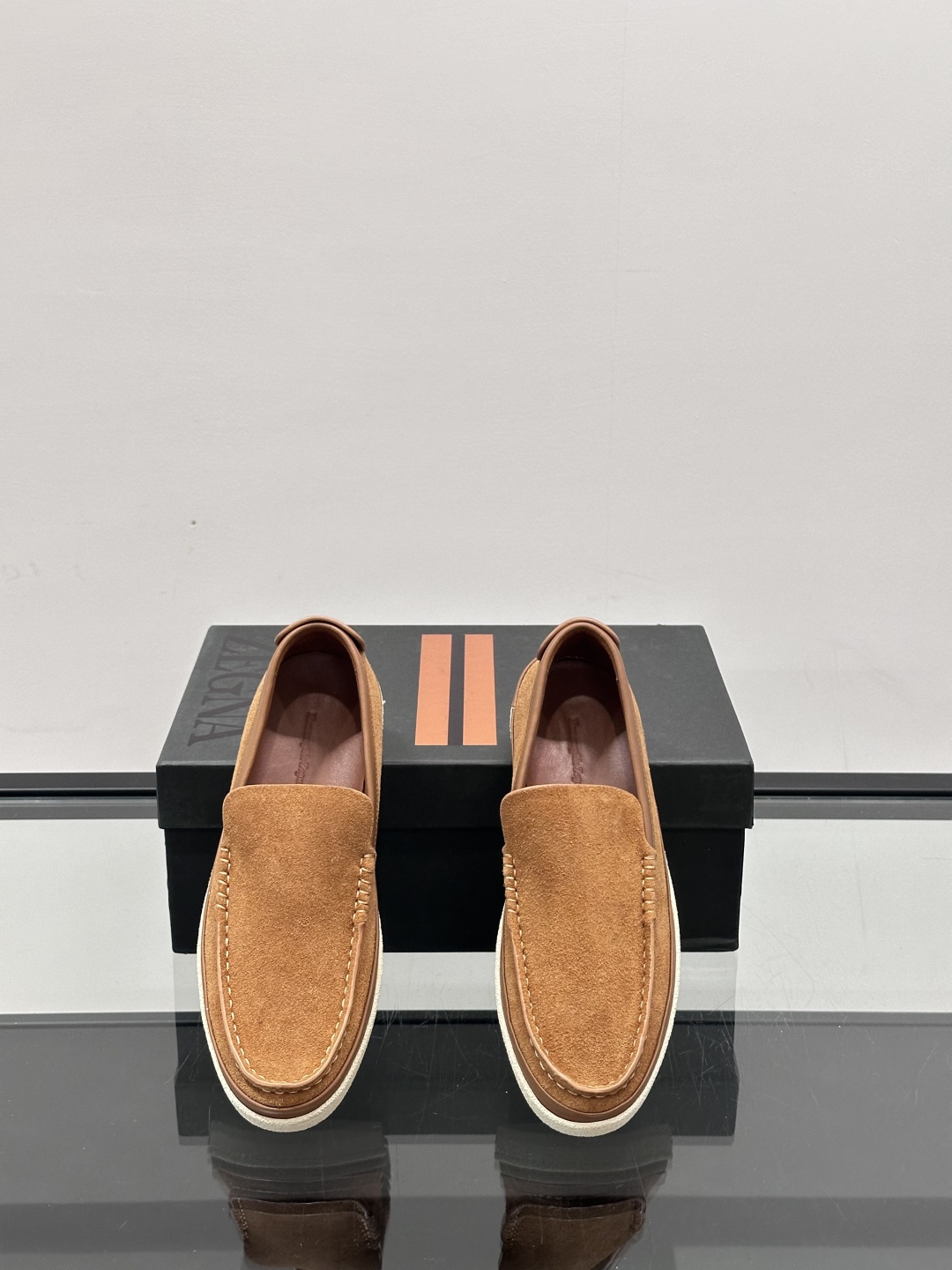 ZEGNA/杰尼亚 绒面皮经典乐福鞋，这款乐福鞋采用柔软绒面皮革制成，搭配经典橡胶中底，配以防滑耐磨轻盈