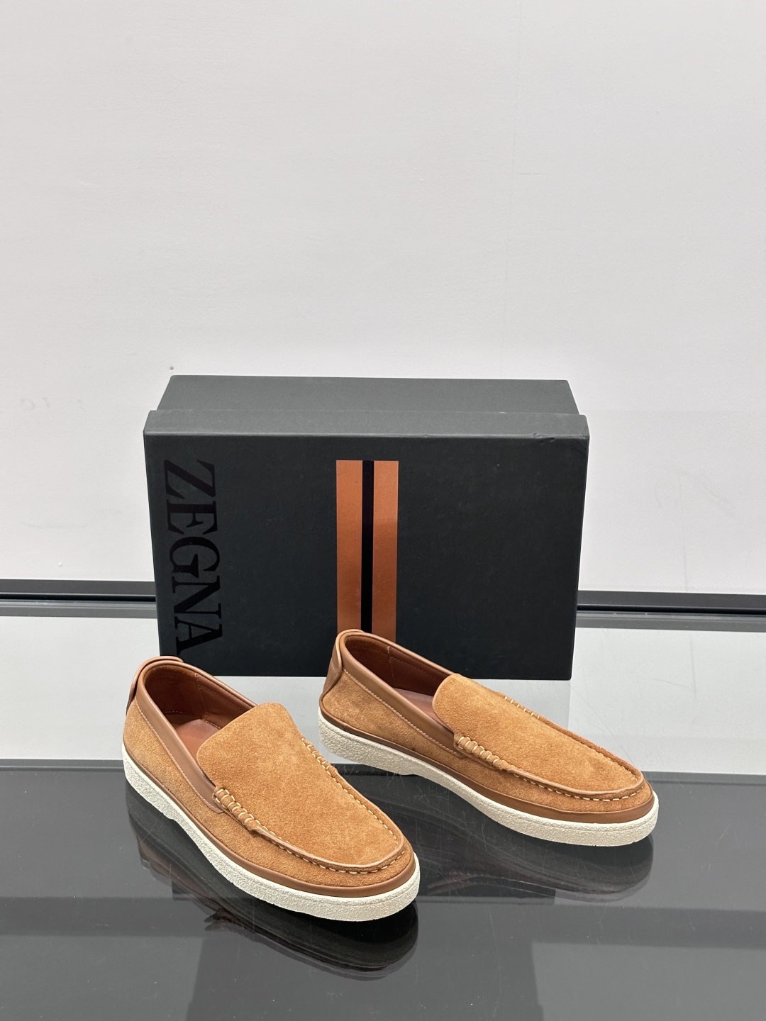 ZEGNA/杰尼亚 绒面皮经典乐福鞋，这款乐福鞋采用柔软绒面皮革制成，搭配经典橡胶中底，配以防滑耐磨轻盈