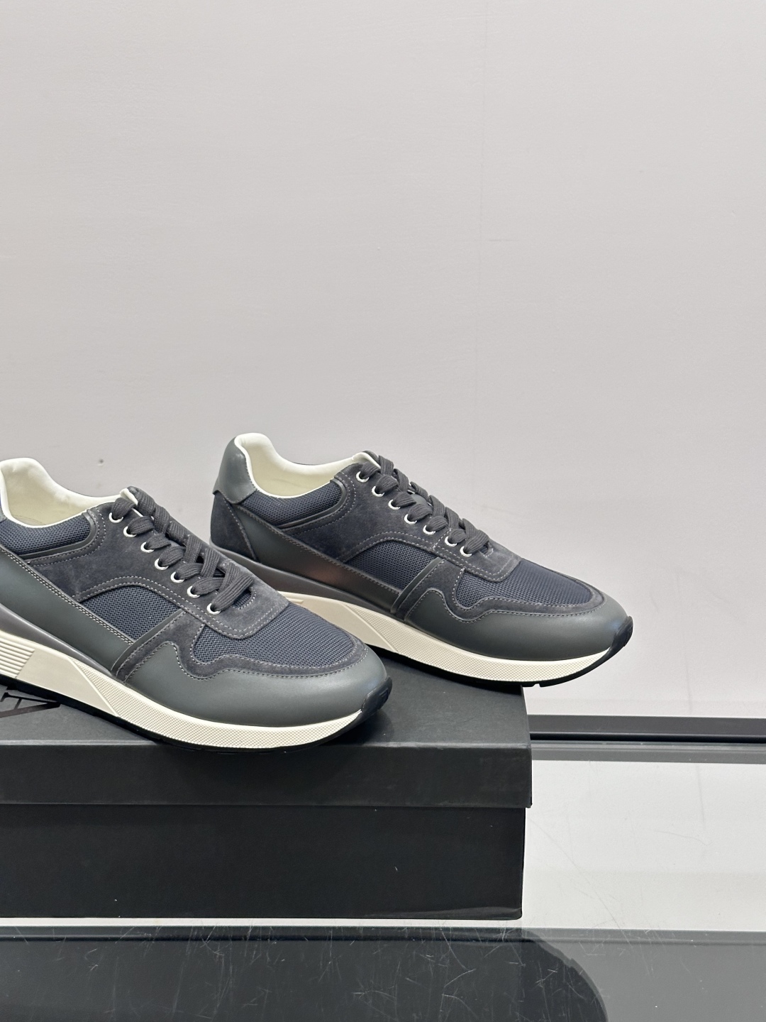 Zegna/杰尼亚 新款男士休闲运动鞋，原材料代工 采用进口小牛皮制作，舒适透气，皮质细腻 精致有光泽 