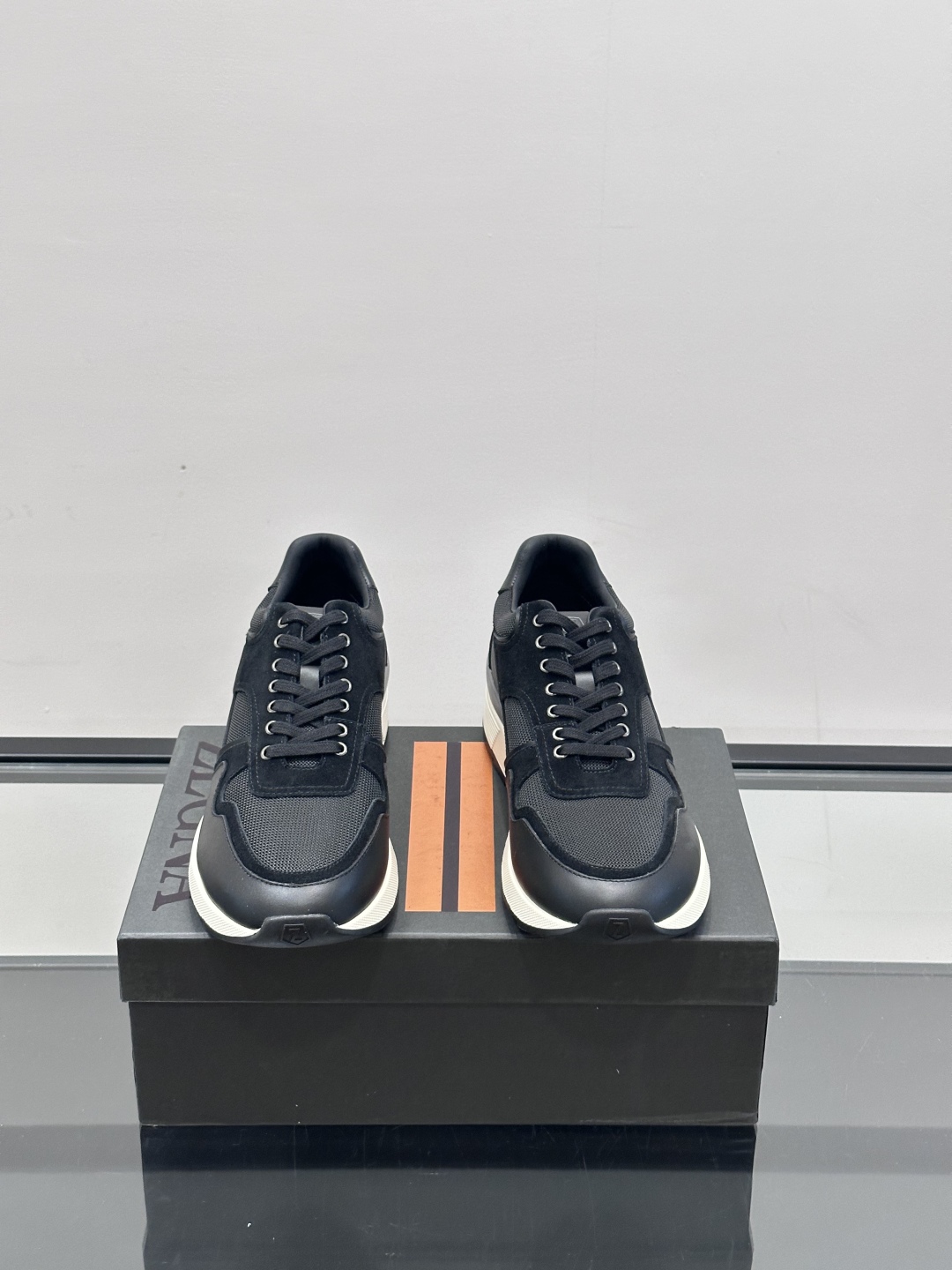 Zegna/杰尼亚 新款男士休闲运动鞋，原材料代工 采用进口小牛皮制作，舒适透气，皮质细腻 精致有光泽 