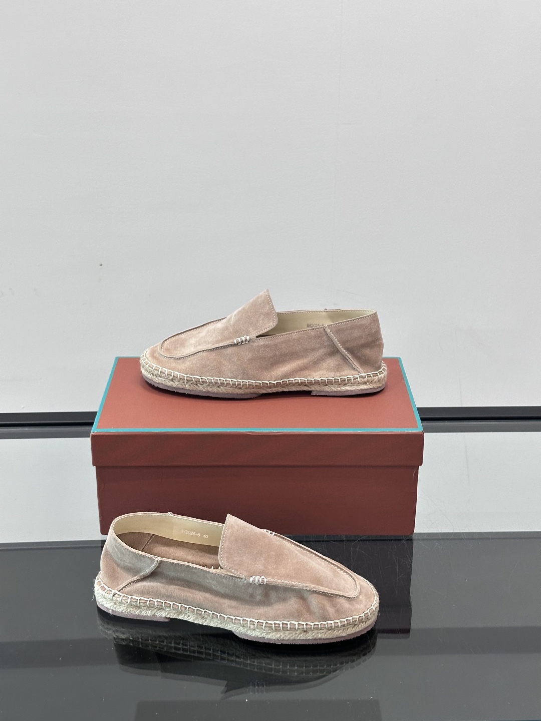 Loro Piana🐑诺悠翩雅 绒面皮经典草编鞋乐福鞋，这款草编乐福鞋采用柔软绒面皮革制成，搭配经典绳编