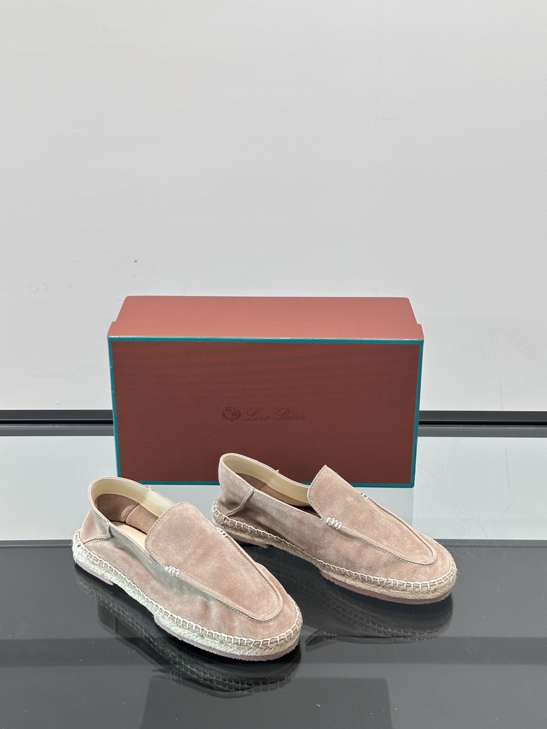Loro Piana🐑诺悠翩雅 绒面皮经典草编鞋乐福鞋，这款草编乐福鞋采用柔软绒面皮革制成，搭配经典绳编