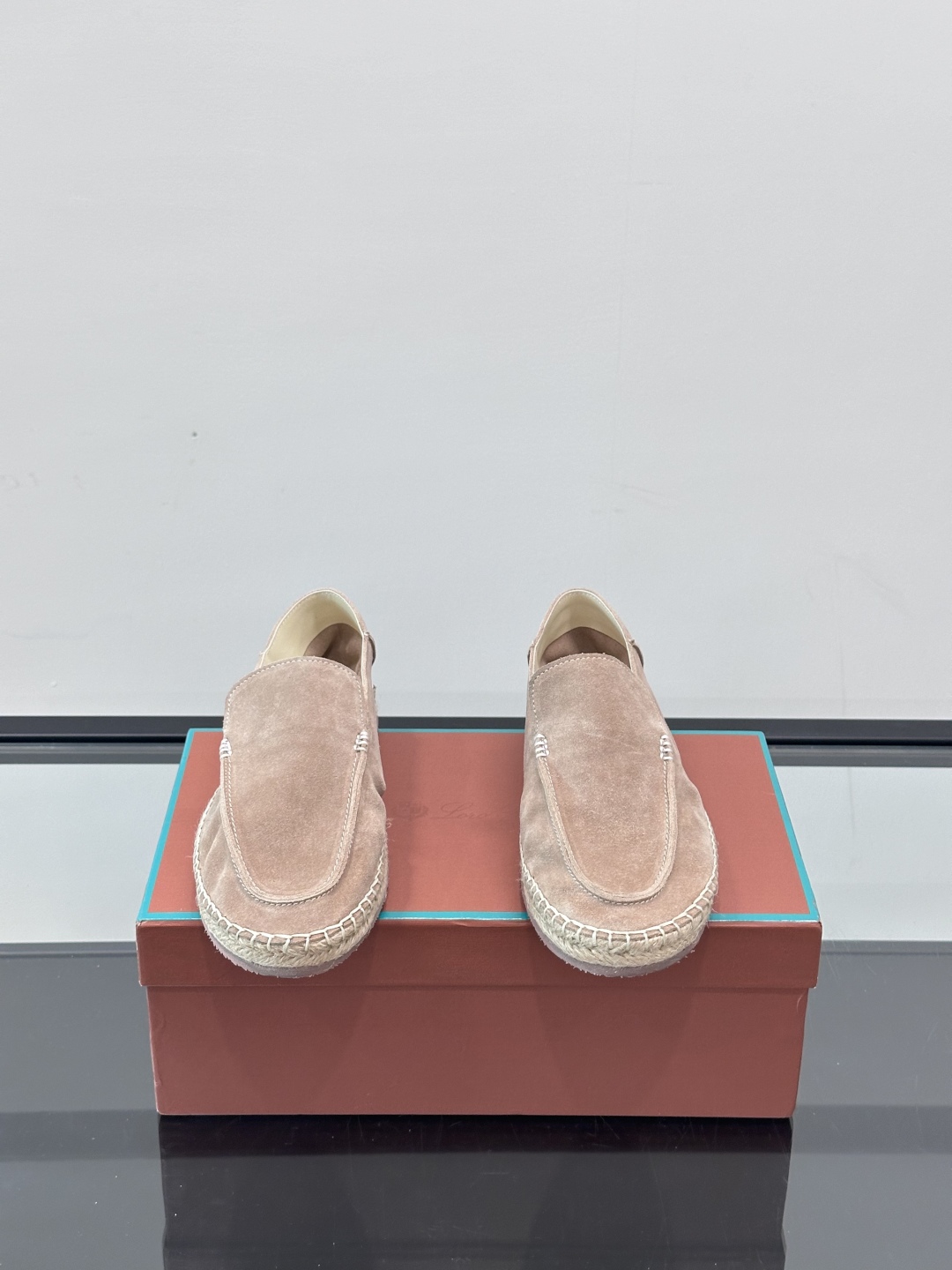 Loro Piana🐑诺悠翩雅 绒面皮经典草编鞋乐福鞋，这款草编乐福鞋采用柔软绒面皮革制成，搭配经典绳编