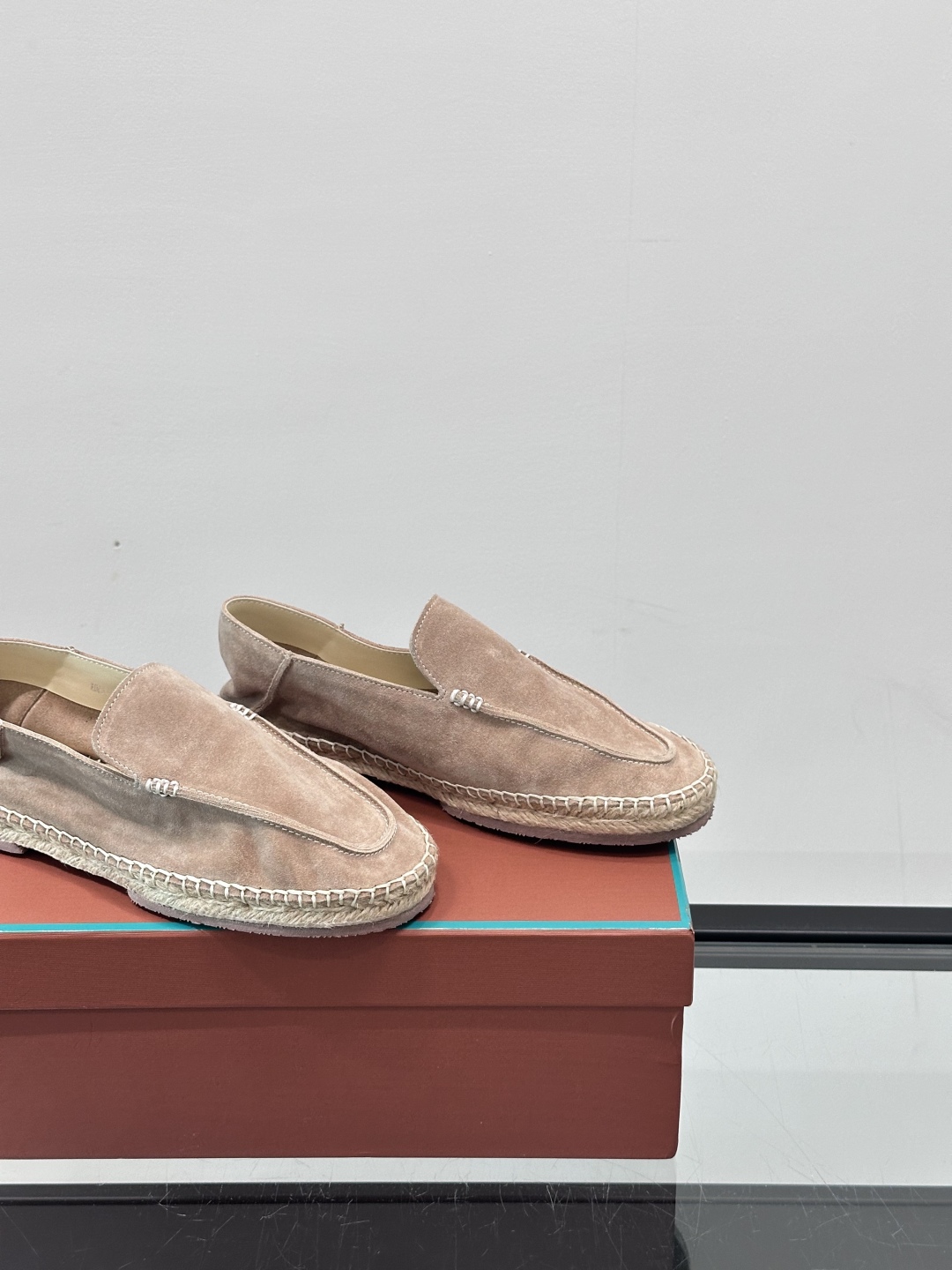 Loro Piana🐑诺悠翩雅 绒面皮经典草编鞋乐福鞋，这款草编乐福鞋采用柔软绒面皮革制成，搭配经典绳编