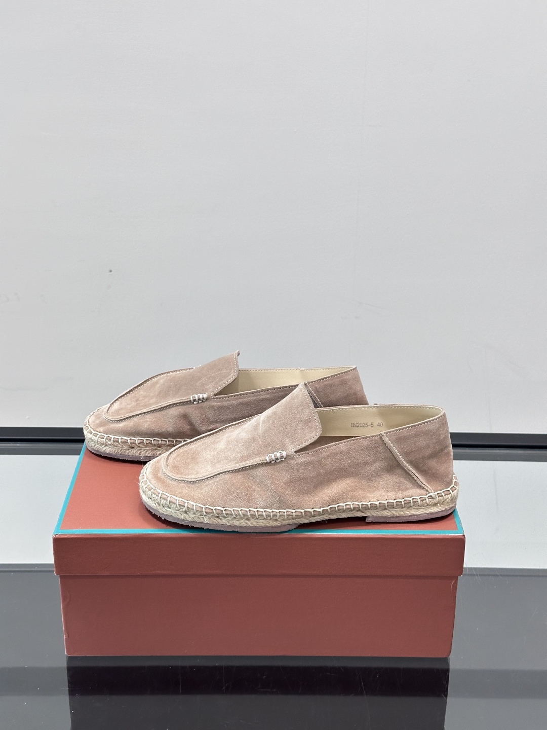 Loro Piana🐑诺悠翩雅 绒面皮经典草编鞋乐福鞋，这款草编乐福鞋采用柔软绒面皮革制成，搭配经典绳编