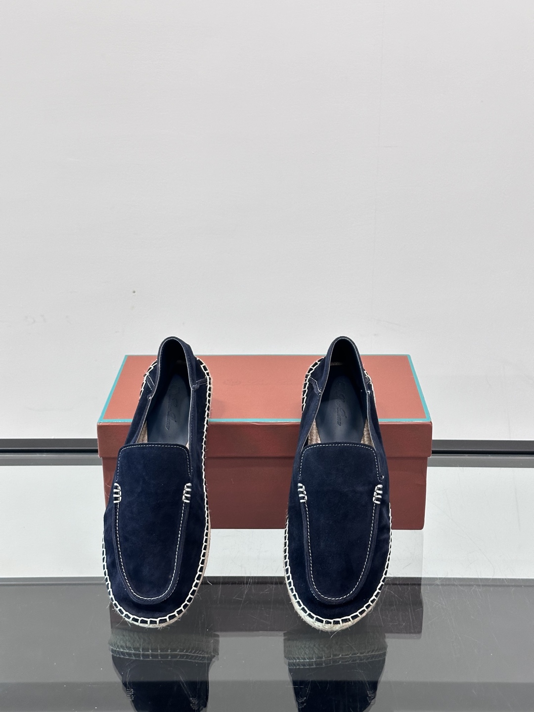 Loro Piana🐑诺悠翩雅 绒面皮经典草编鞋乐福鞋，这款草编乐福鞋采用柔软绒面皮革制成，搭配经典绳编