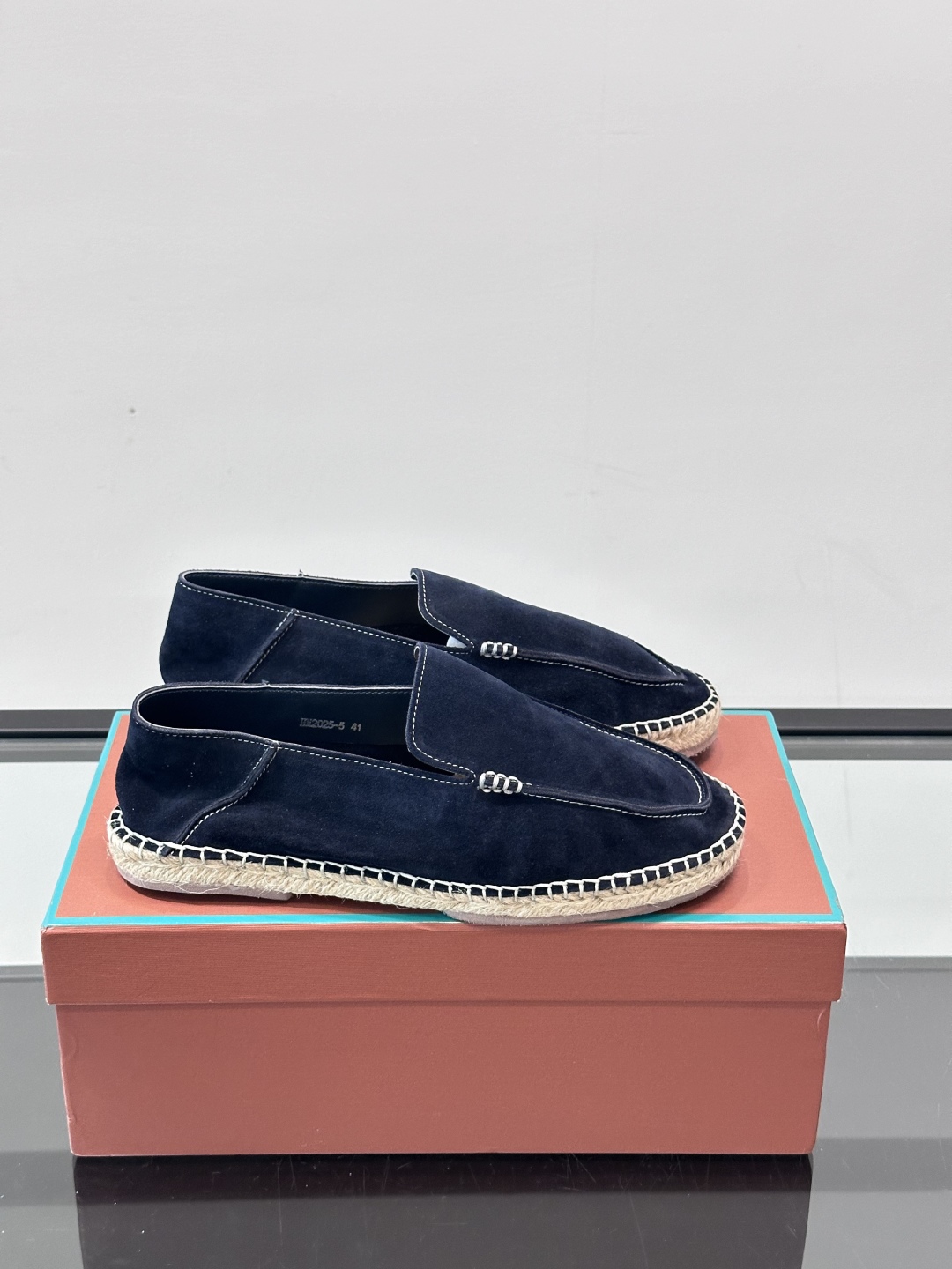 Loro Piana🐑诺悠翩雅 绒面皮经典草编鞋乐福鞋，这款草编乐福鞋采用柔软绒面皮革制成，搭配经典绳编