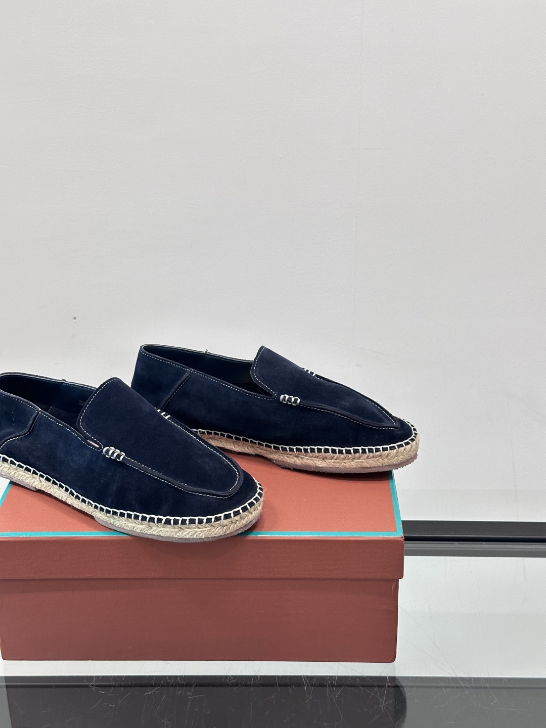 Loro Piana🐑诺悠翩雅 绒面皮经典草编鞋乐福鞋，这款草编乐福鞋采用柔软绒面皮革制成，搭配经典绳编