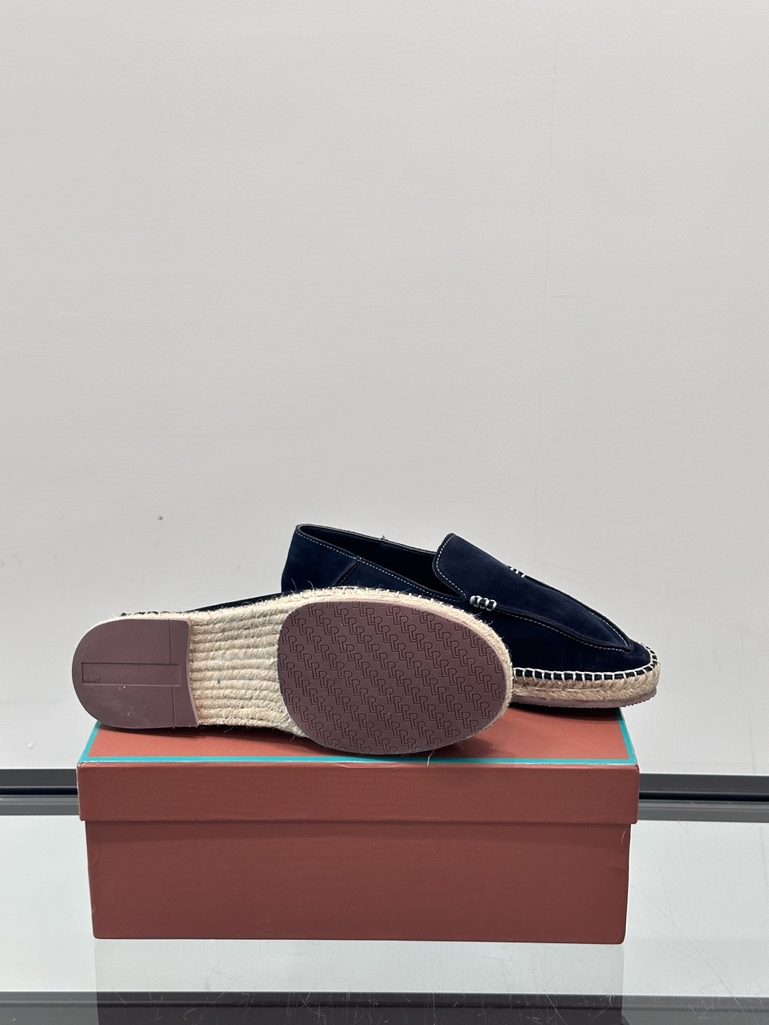 Loro Piana🐑诺悠翩雅 绒面皮经典草编鞋乐福鞋，这款草编乐福鞋采用柔软绒面皮革制成，搭配经典绳编