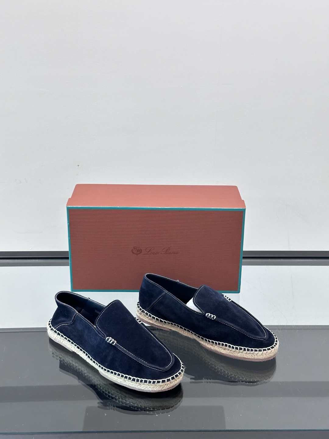 Loro Piana🐑诺悠翩雅 绒面皮经典草编鞋乐福鞋，这款草编乐福鞋采用柔软绒面皮革制成，搭配经典绳编
