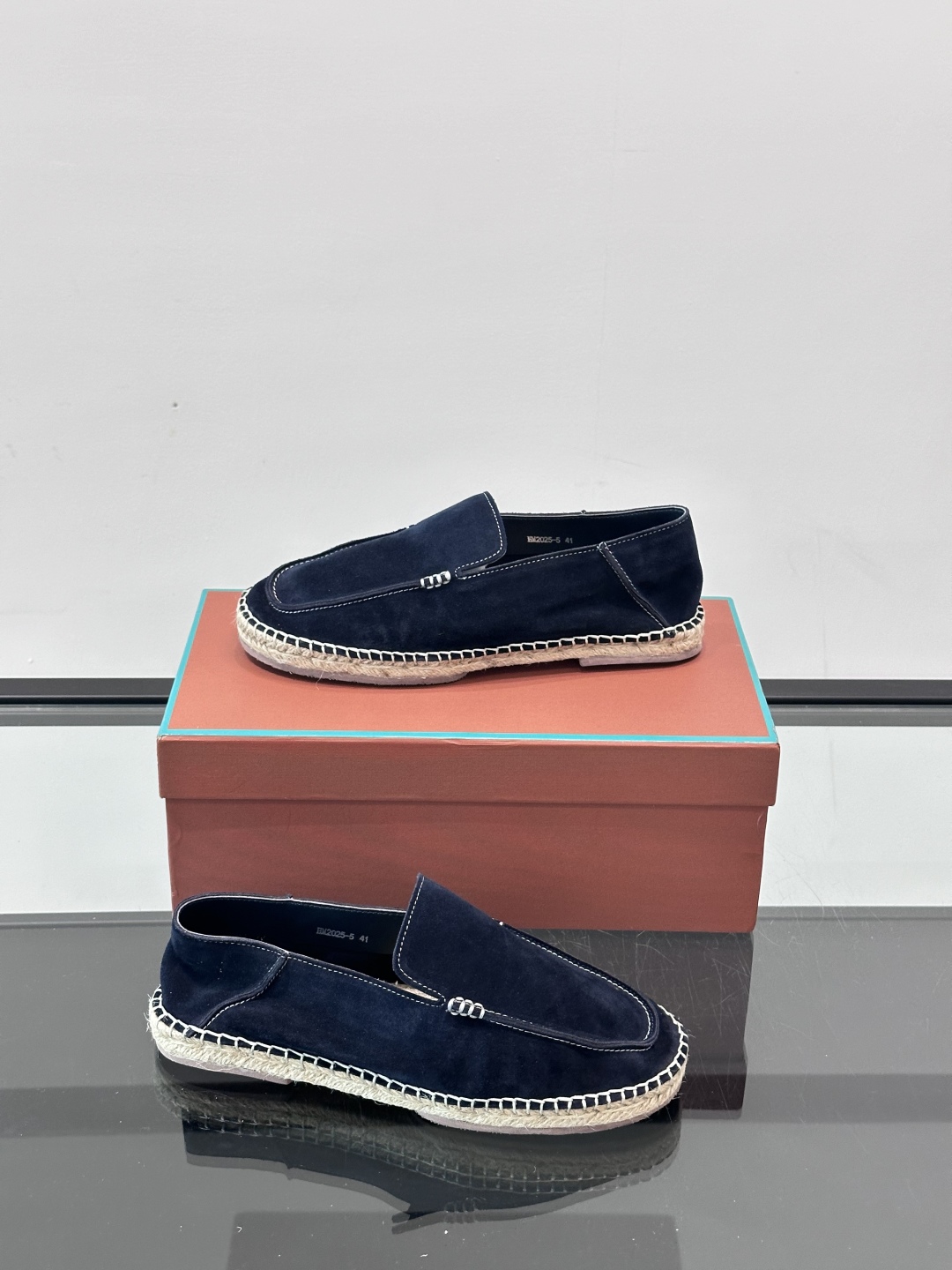 Loro Piana🐑诺悠翩雅 绒面皮经典草编鞋乐福鞋，这款草编乐福鞋采用柔软绒面皮革制成，搭配经典绳编