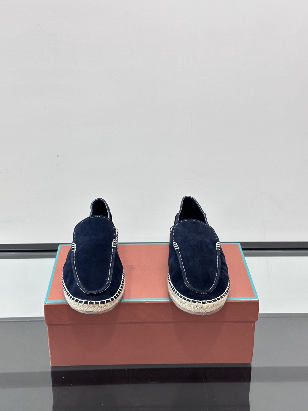 Loro Piana🐑诺悠翩雅 绒面皮经典草编鞋乐福鞋，这款草编乐福鞋采用柔软绒面皮革制成，搭配经典绳编