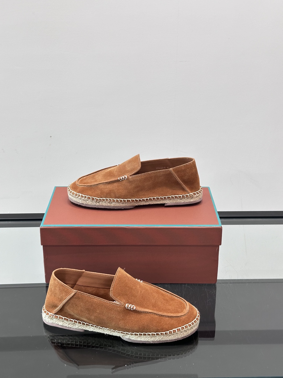 Loro Piana🐑诺悠翩雅 绒面皮经典草编鞋乐福鞋，这款草编乐福鞋采用柔软绒面皮革制成，搭配经典绳编