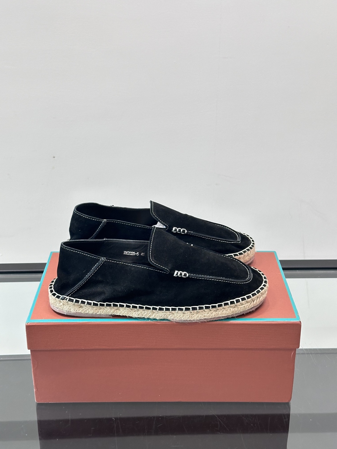 Loro Piana🐑诺悠翩雅 绒面皮经典草编鞋乐福鞋，这款草编乐福鞋采用柔软绒面皮革制成，搭配经典绳编