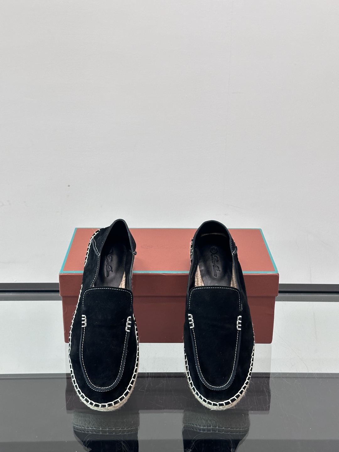 Loro Piana🐑诺悠翩雅 绒面皮经典草编鞋乐福鞋，这款草编乐福鞋采用柔软绒面皮革制成，搭配经典绳编
