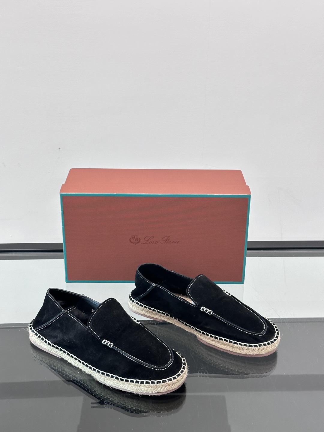Loro Piana🐑诺悠翩雅 绒面皮经典草编鞋乐福鞋，这款草编乐福鞋采用柔软绒面皮革制成，搭配经典绳编