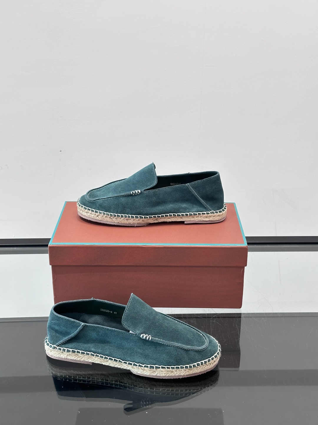 Loro Piana🐑诺悠翩雅 绒面皮经典草编鞋乐福鞋，这款草编乐福鞋采用柔软绒面皮革制成，搭配经典绳编
