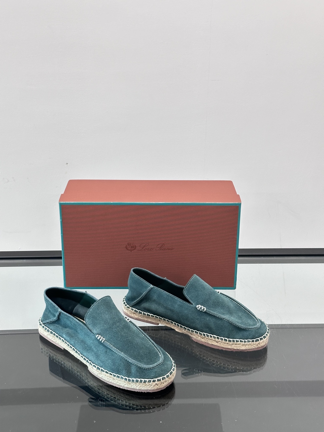 Loro Piana🐑诺悠翩雅 绒面皮经典草编鞋乐福鞋，这款草编乐福鞋采用柔软绒面皮革制成，搭配经典绳编