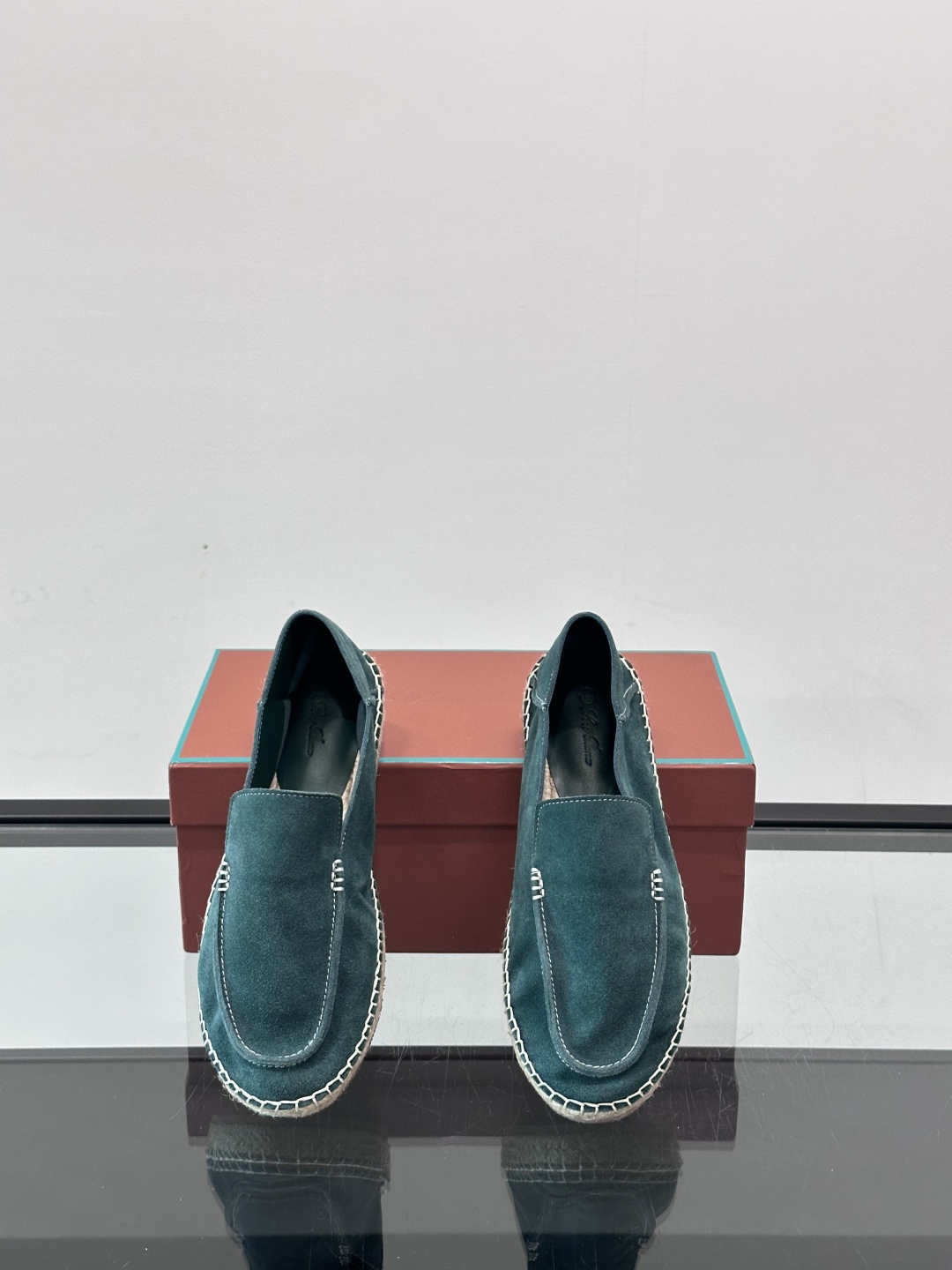 Loro Piana🐑诺悠翩雅 绒面皮经典草编鞋乐福鞋，这款草编乐福鞋采用柔软绒面皮革制成，搭配经典绳编