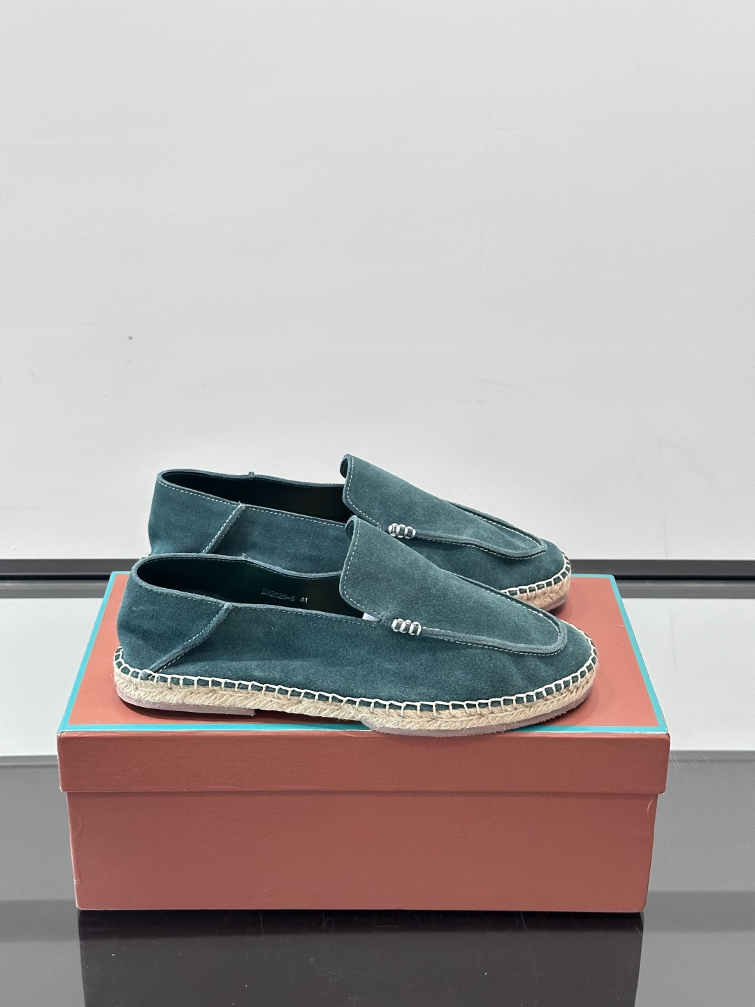 Loro Piana🐑诺悠翩雅 绒面皮经典草编鞋乐福鞋，这款草编乐福鞋采用柔软绒面皮革制成，搭配经典绳编