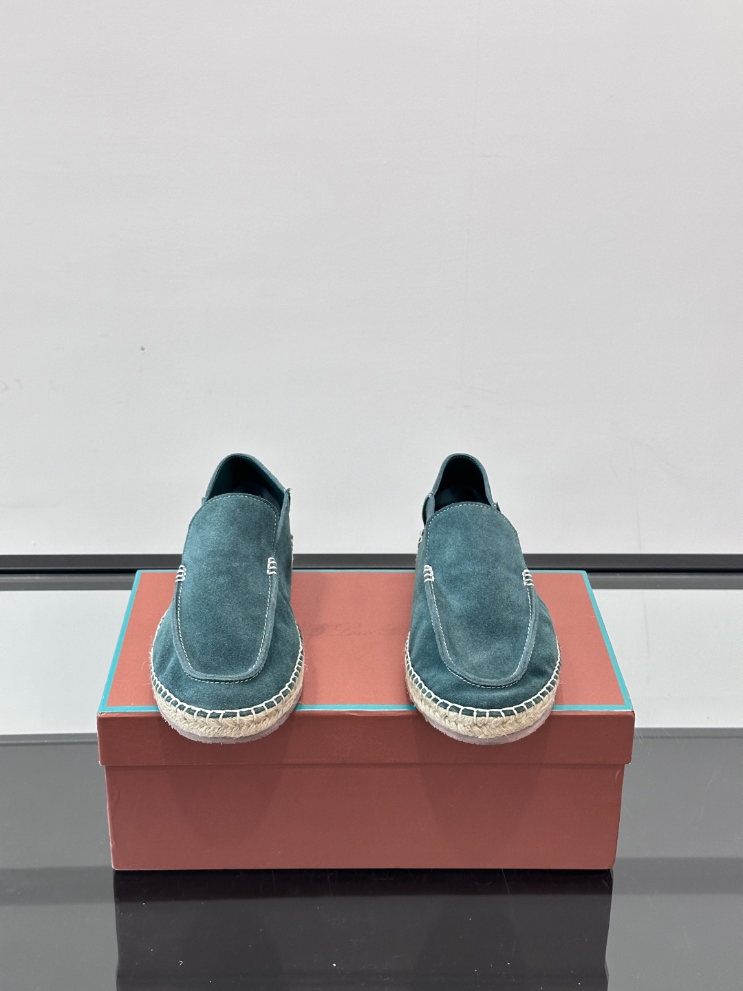 Loro Piana🐑诺悠翩雅 绒面皮经典草编鞋乐福鞋，这款草编乐福鞋采用柔软绒面皮革制成，搭配经典绳编
