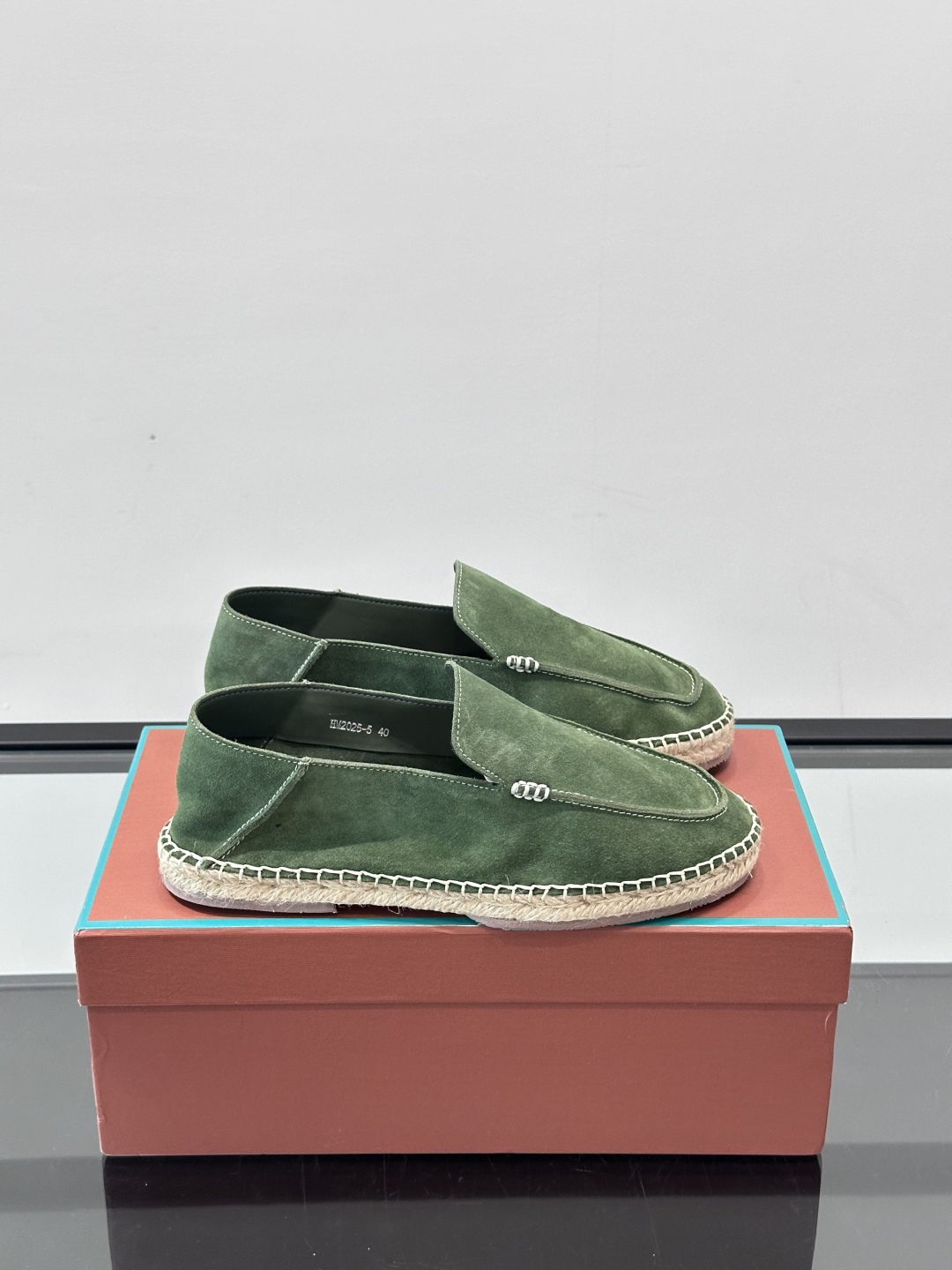 Loro Piana🐑诺悠翩雅 绒面皮经典草编鞋乐福鞋，这款草编乐福鞋采用柔软绒面皮革制成，搭配经典绳编