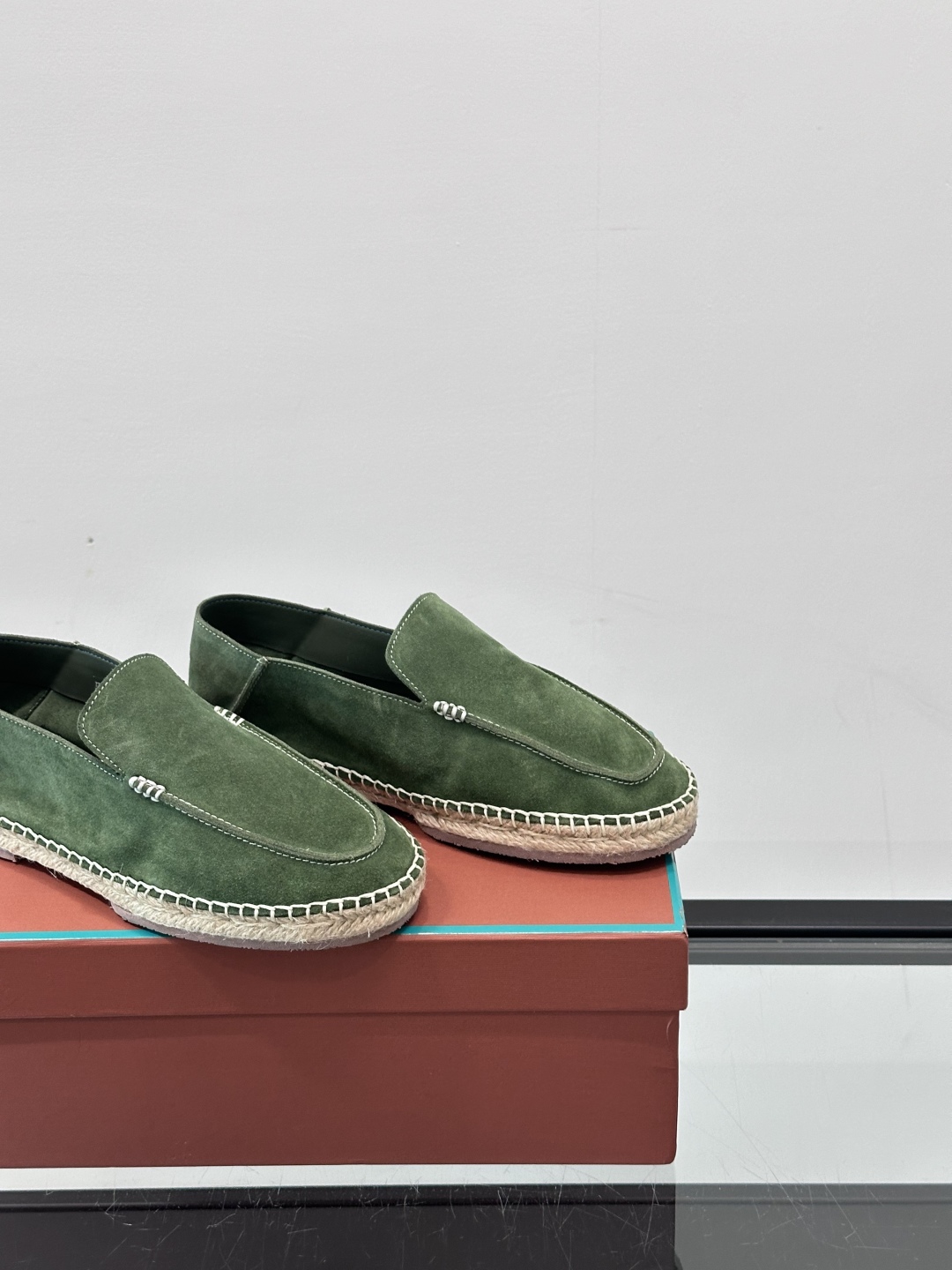 Loro Piana🐑诺悠翩雅 绒面皮经典草编鞋乐福鞋，这款草编乐福鞋采用柔软绒面皮革制成，搭配经典绳编
