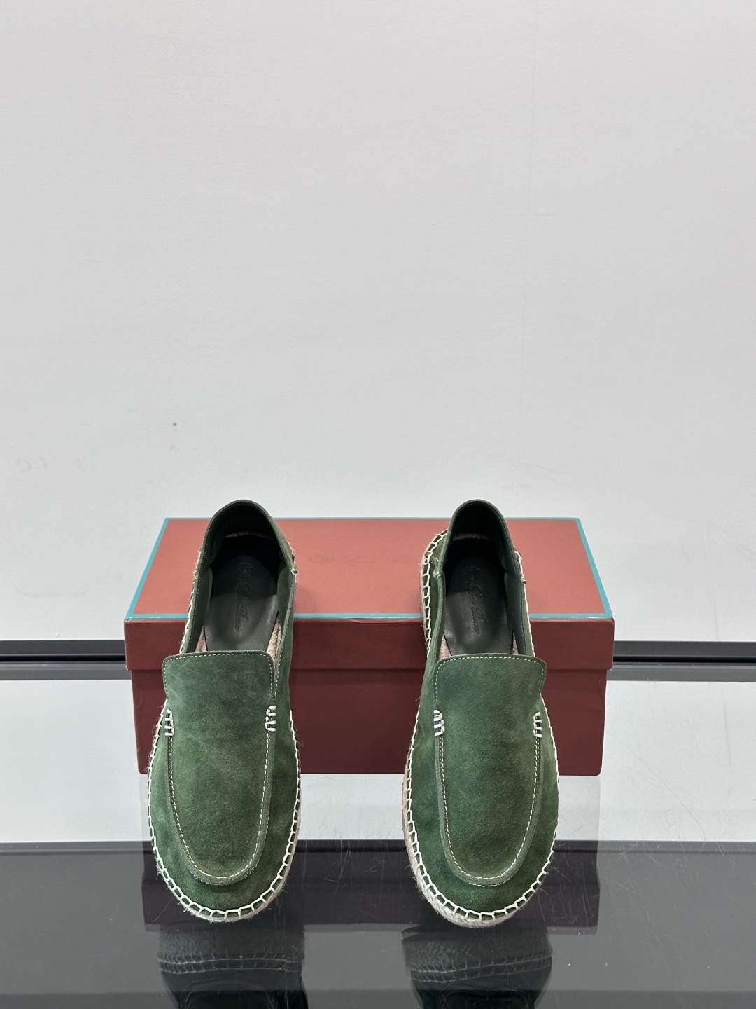Loro Piana🐑诺悠翩雅 绒面皮经典草编鞋乐福鞋，这款草编乐福鞋采用柔软绒面皮革制成，搭配经典绳编