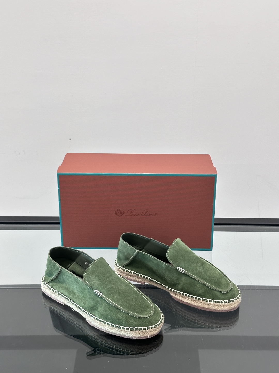 Loro Piana🐑诺悠翩雅 绒面皮经典草编鞋乐福鞋，这款草编乐福鞋采用柔软绒面皮革制成，搭配经典绳编
