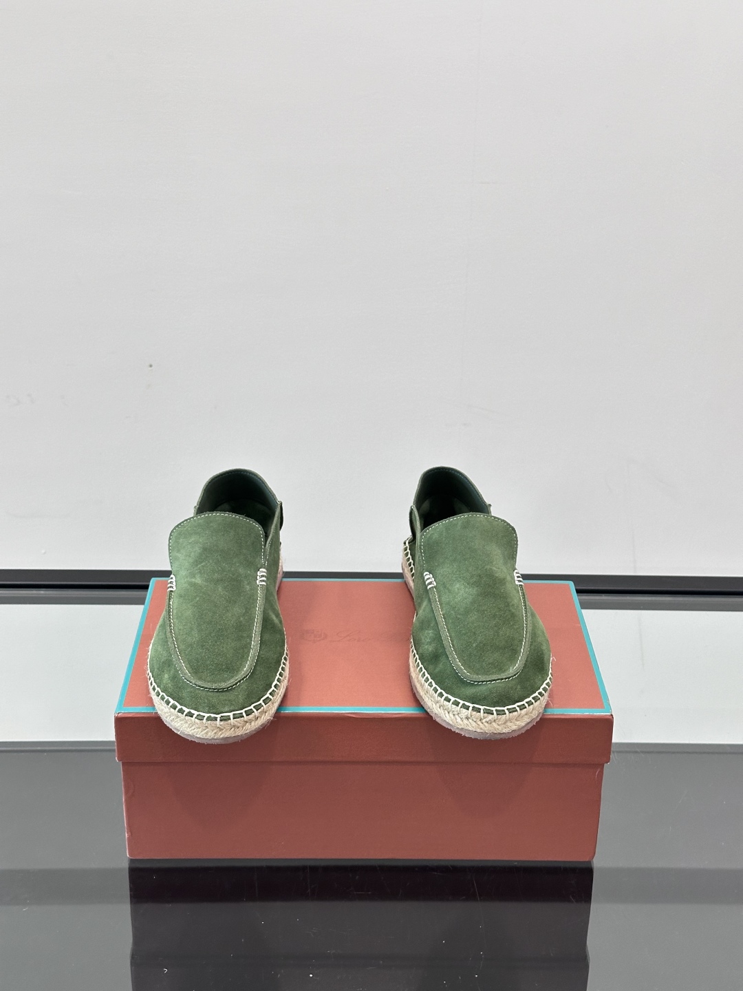 Loro Piana🐑诺悠翩雅 绒面皮经典草编鞋乐福鞋，这款草编乐福鞋采用柔软绒面皮革制成，搭配经典绳编