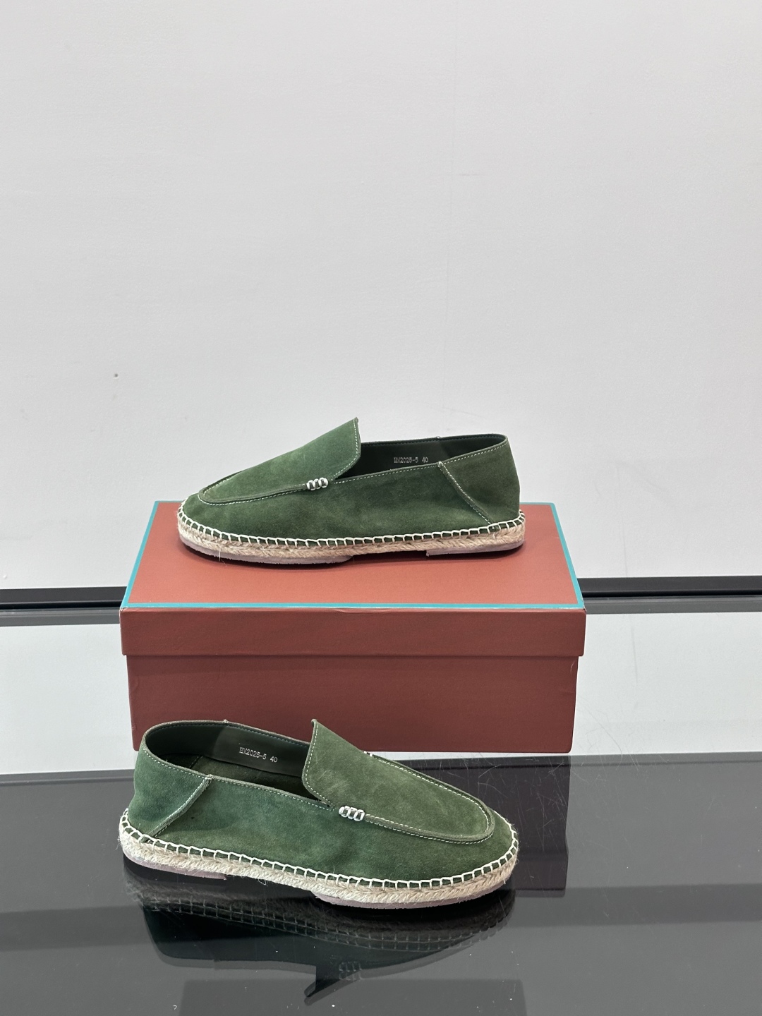 Loro Piana🐑诺悠翩雅 绒面皮经典草编鞋乐福鞋，这款草编乐福鞋采用柔软绒面皮革制成，搭配经典绳编