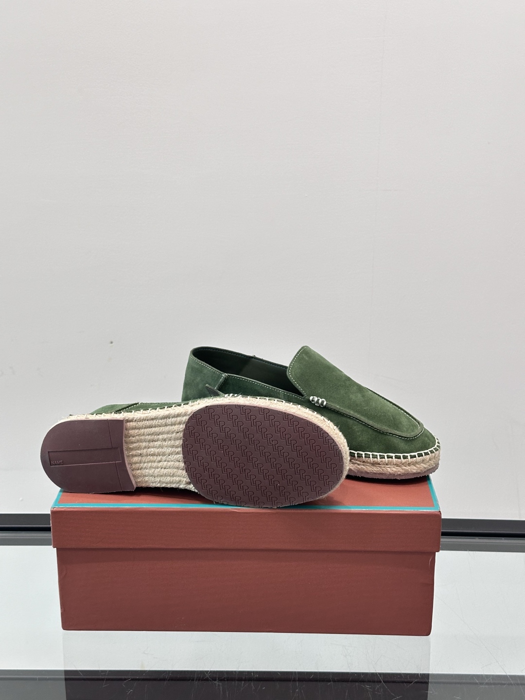 Loro Piana🐑诺悠翩雅 绒面皮经典草编鞋乐福鞋，这款草编乐福鞋采用柔软绒面皮革制成，搭配经典绳编