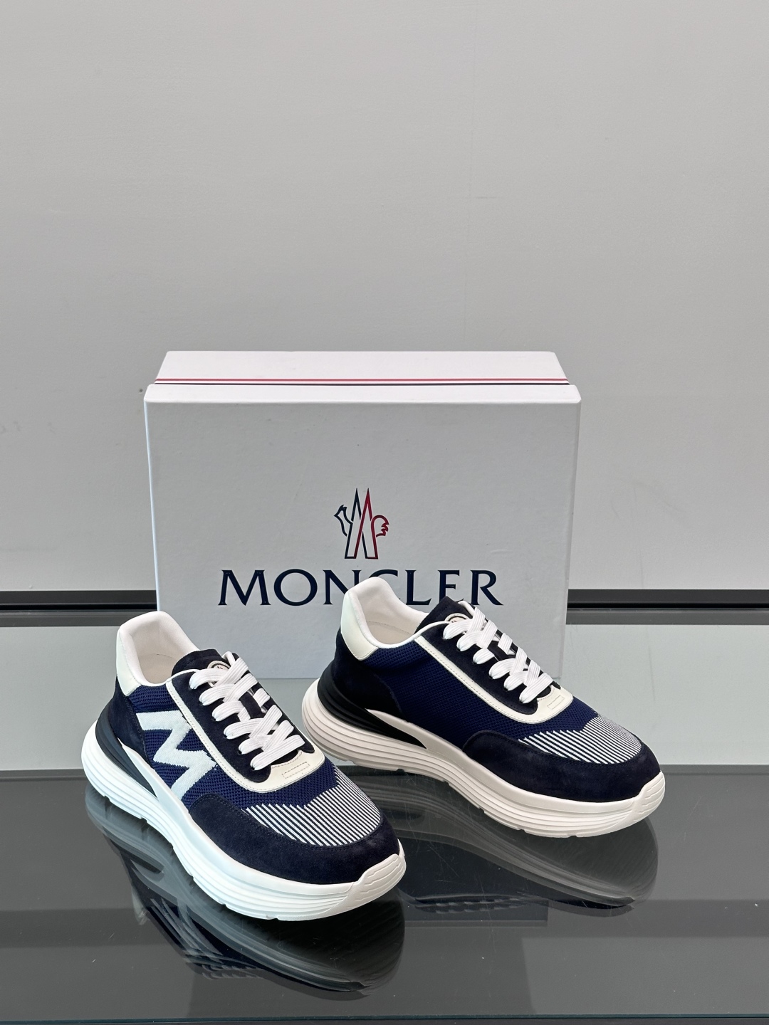 Moncler/蒙口男士休闲运动鞋，具有舒适防滑性能，采用一体成型进口飞织科技面料制成，兼备创新、功能性