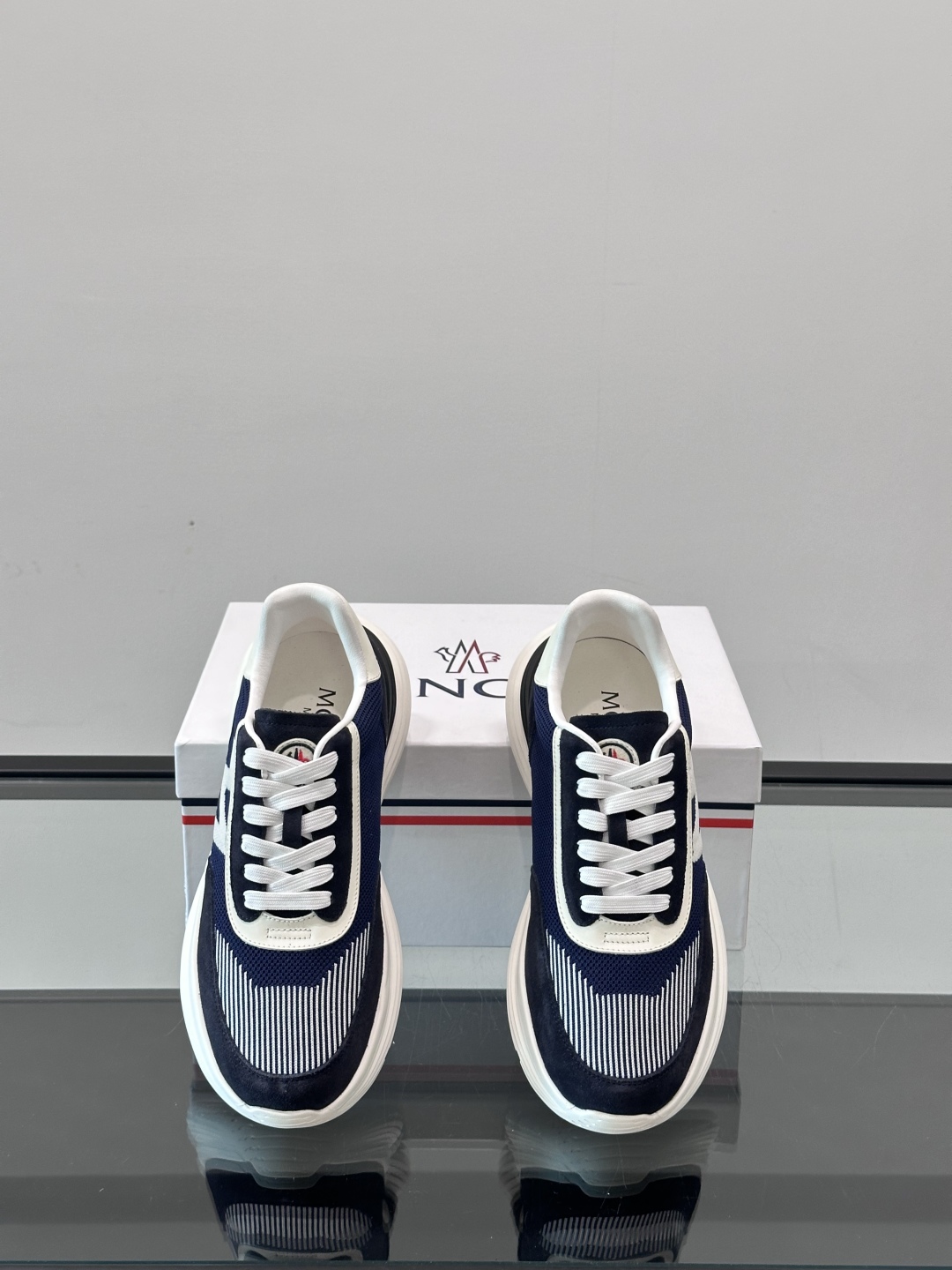 Moncler/蒙口男士休闲运动鞋，具有舒适防滑性能，采用一体成型进口飞织科技面料制成，兼备创新、功能性