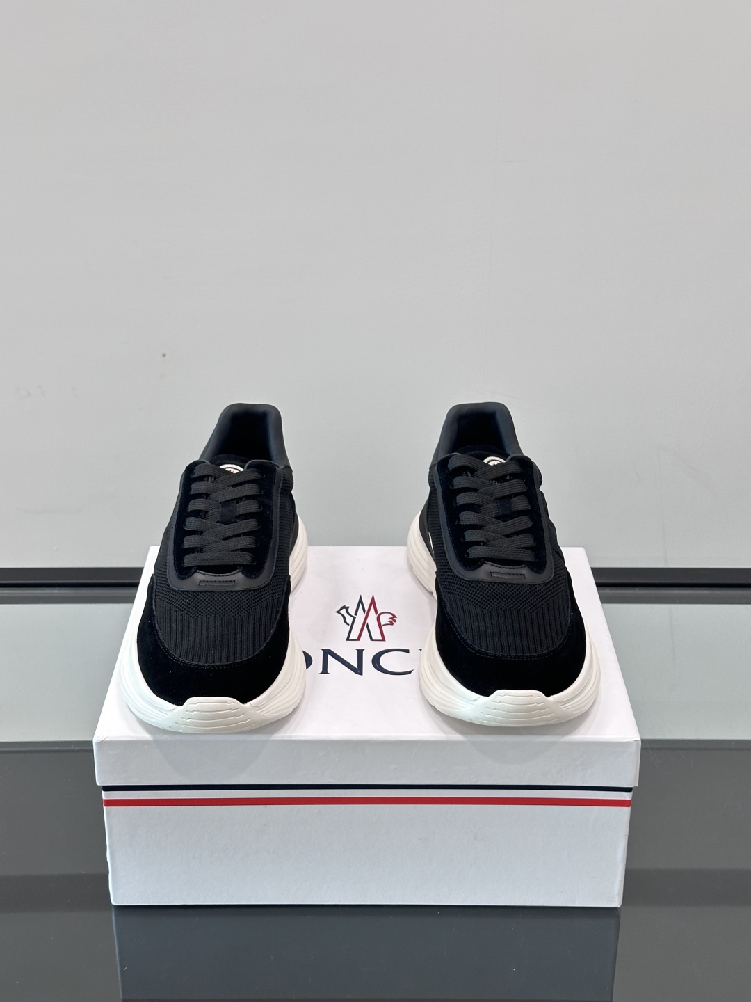 Moncler/蒙口男士休闲运动鞋，具有舒适防滑性能，采用一体成型进口飞织科技面料制成，兼备创新、功能性