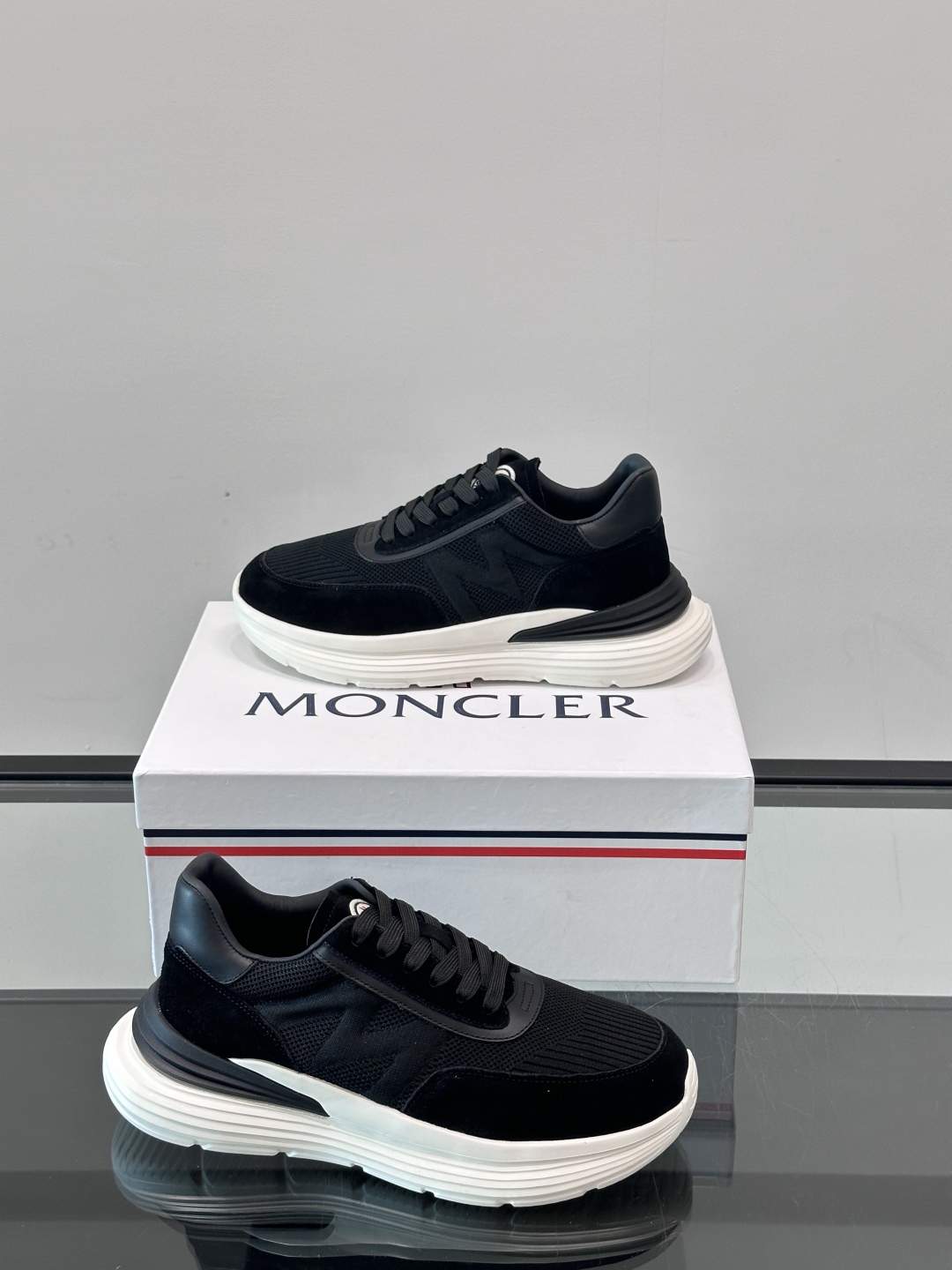 Moncler/蒙口男士休闲运动鞋，具有舒适防滑性能，采用一体成型进口飞织科技面料制成，兼备创新、功能性