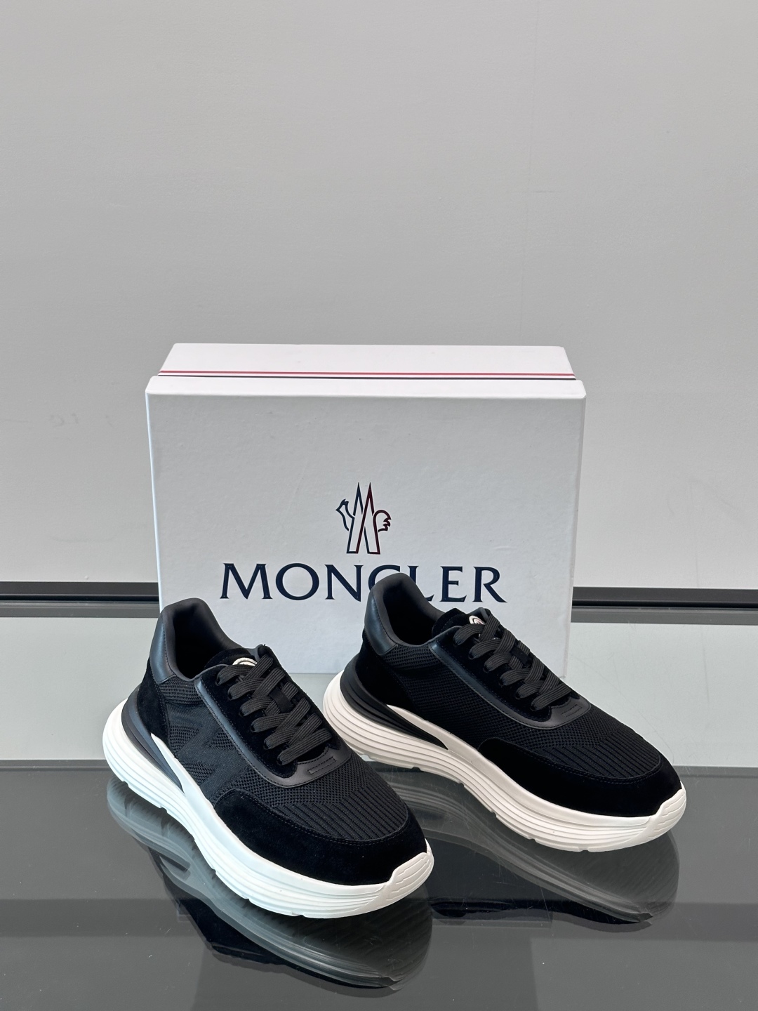 Moncler/蒙口男士休闲运动鞋，具有舒适防滑性能，采用一体成型进口飞织科技面料制成，兼备创新、功能性
