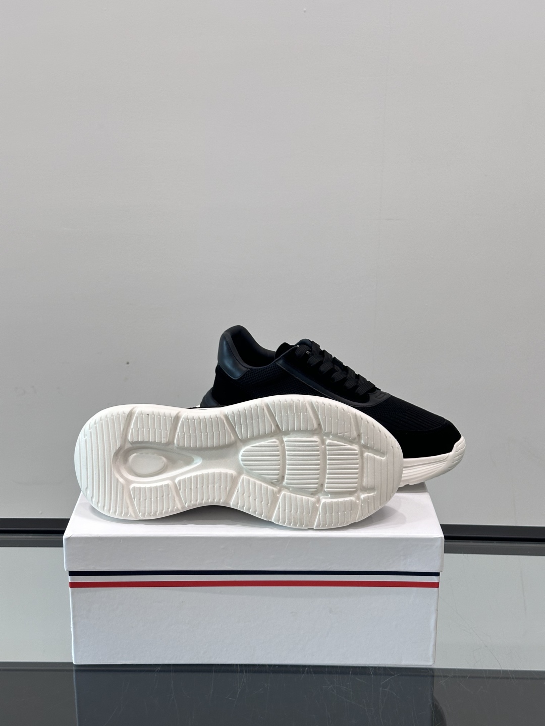 Moncler/蒙口男士休闲运动鞋，具有舒适防滑性能，采用一体成型进口飞织科技面料制成，兼备创新、功能性