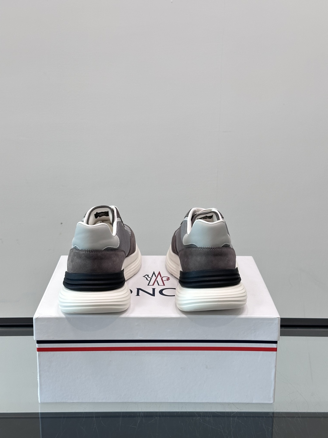Moncler/蒙口男士休闲运动鞋，具有舒适防滑性能，采用一体成型进口飞织科技面料制成，兼备创新、功能性